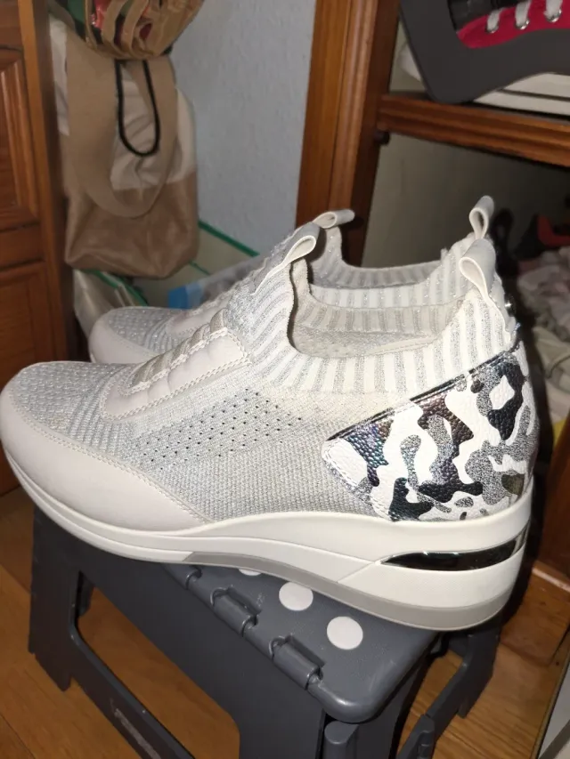 Playeros blancos y multicolor