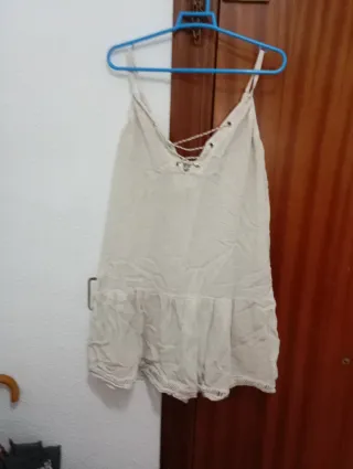 Vestido corto beige con cordones
