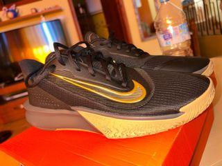 Zapatillas Nike Negras y Doradas Sin Estrenar