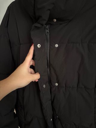 Abrigo negro acolchado Pull and Bear mujer 
