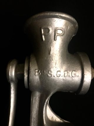 Antigua máquina de picar carne, primera mitad S.XX