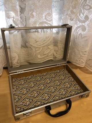 Maletín de aluminio con tapa transparente