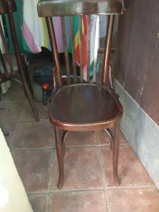 Sillas de madera estilo clásico