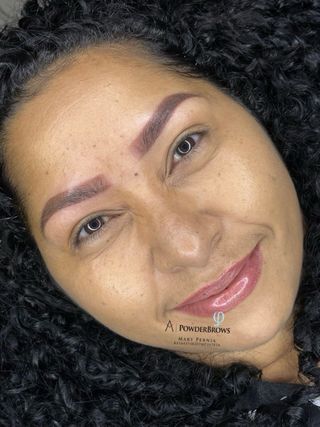 Manicurista y especialista en cejas 