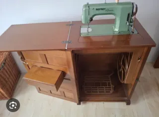 Mueble de madera con cajones y puerta