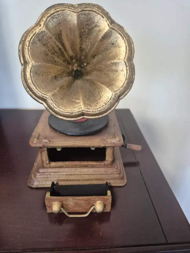 Gramófono antiguo decorativo