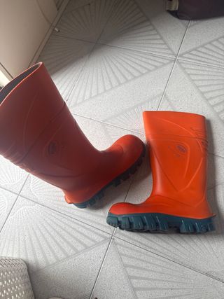 Botas de pescador naranjas 