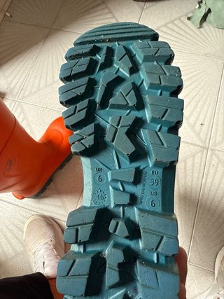 Botas de pescador naranjas 