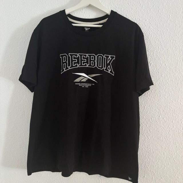 Camiseta Reebok Retro Boyfriend Negra Blanca
