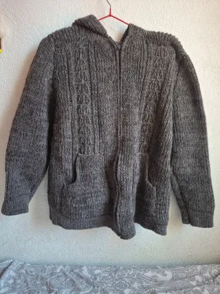 Suéter de punto gris con capucha