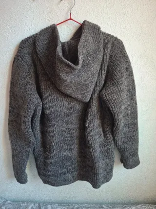 Suéter de punto gris con capucha