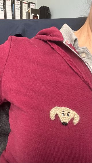 Broche de perro tejido hecho a mano