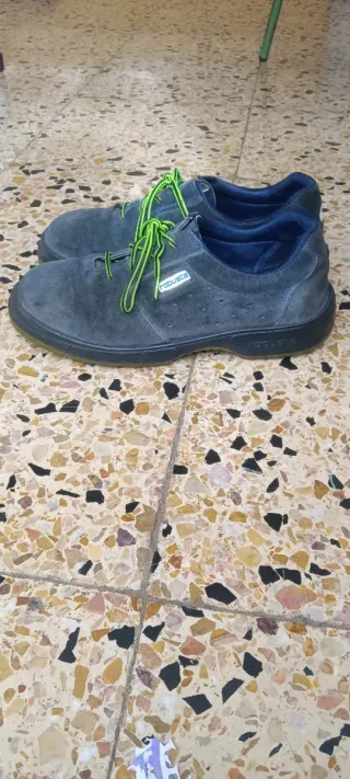 Zapatos de seguridad grises con cordones verdes