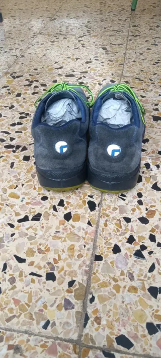 Zapatos de seguridad grises con cordones verdes