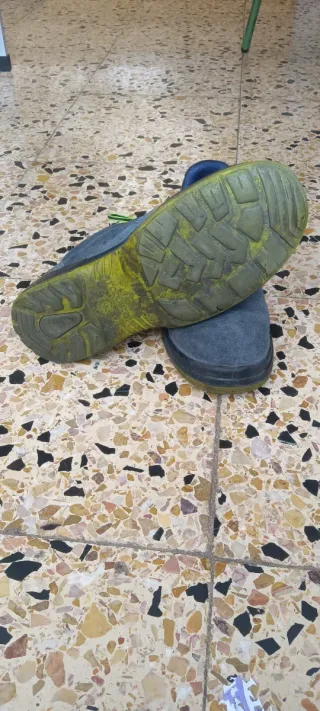 Zapatos de seguridad grises con cordones verdes