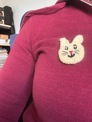 Broche de Gato Tejido Beige y Rojo
