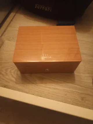 Caja de madera Omega