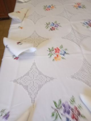Mantelería Lagartera Bordada a Mano Nueva