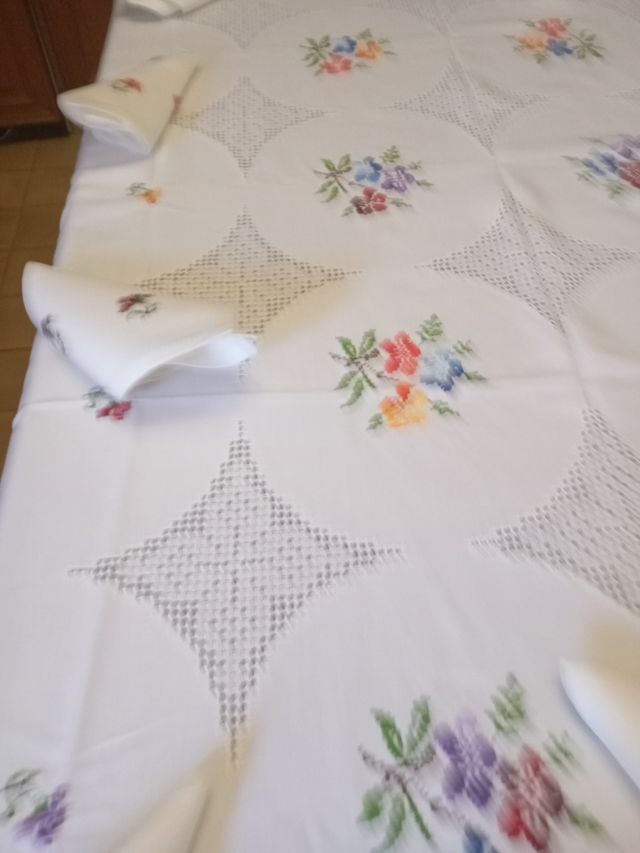 Mantelería Lagartera Bordada a Mano Nueva