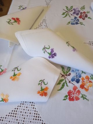 Mantelería Lagartera Bordada a Mano Nueva