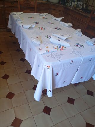 Mantelería Lagartera Bordada a Mano Nueva