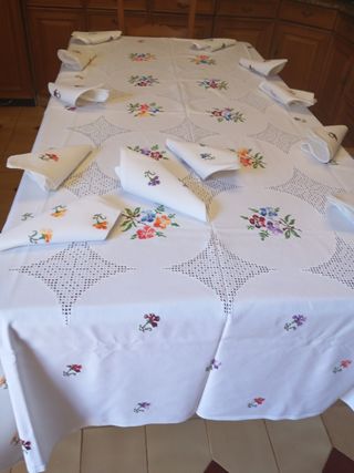 Mantelería Lagartera Bordada a Mano Nueva