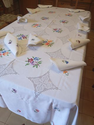 Mantelería Lagartera Bordada a Mano Nueva