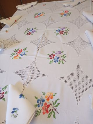Mantelería Lagartera Bordada a Mano Nueva
