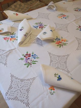 Mantelería Lagartera Bordada a Mano Nueva