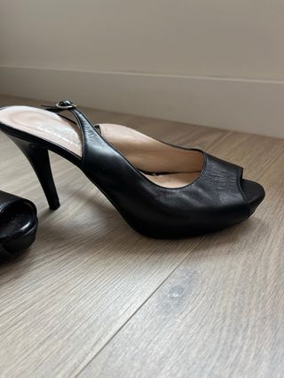 Zapato negro tacón abierto 
