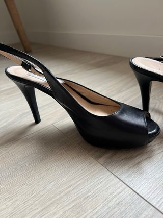 Zapato negro tacón abierto 