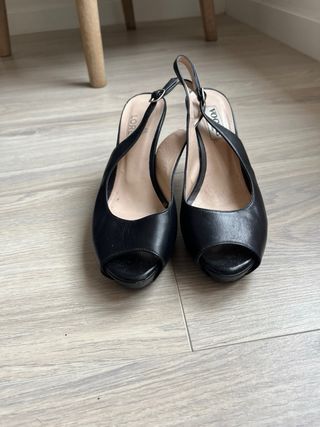 Zapato negro tacón abierto 
