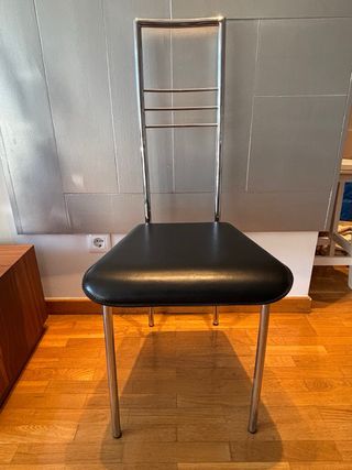 4 sillas cromadas con asiento negro