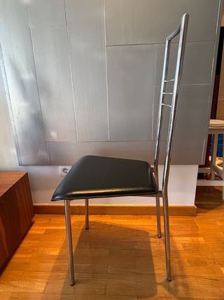 4 sillas cromadas con asiento negro