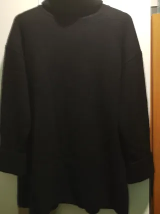 Jersey negro cuello alto