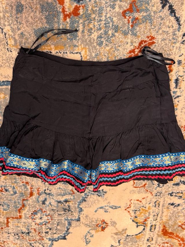 Minifalda con volantes y bordado