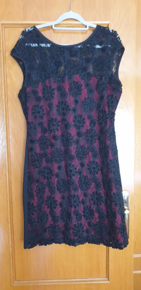 Vestido negro y brudeos con encaje