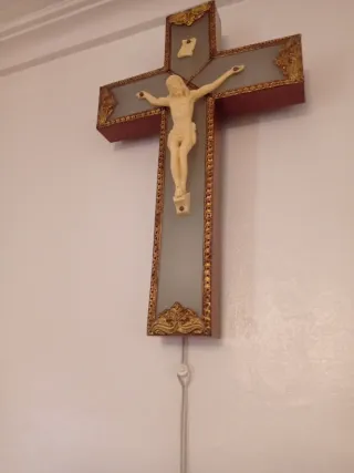 Crucifijo antiguo con luz