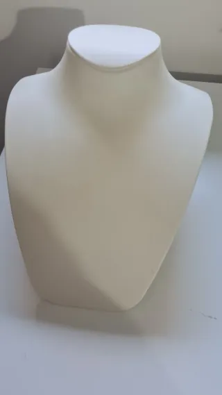 Soporte para joyería cuello blanco