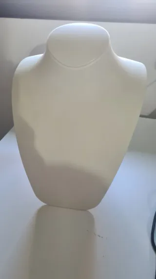 Soporte para joyería cuello blanco