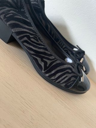 Zapatos planos con estampado cebra