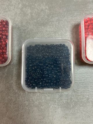 Cuentas de bolitas rojas , negras y granate 