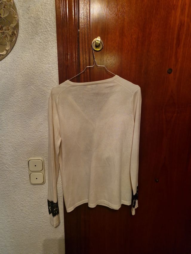 Top George Rech blanco con encaje negro