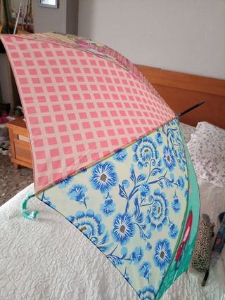 Paragüas. NUEVO.Multicolor con asa verde