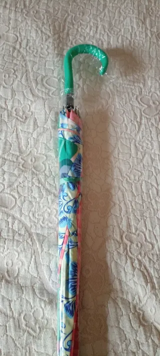 Paragüas. NUEVO.Multicolor con asa verde