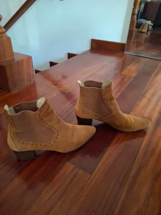 Botas de ante con tachuelas