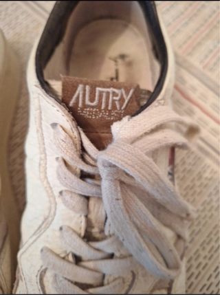 Zapatillas Autry Blancas y Negras