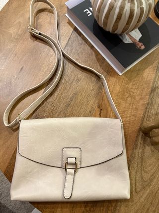 Bolso de hombro beige de piel