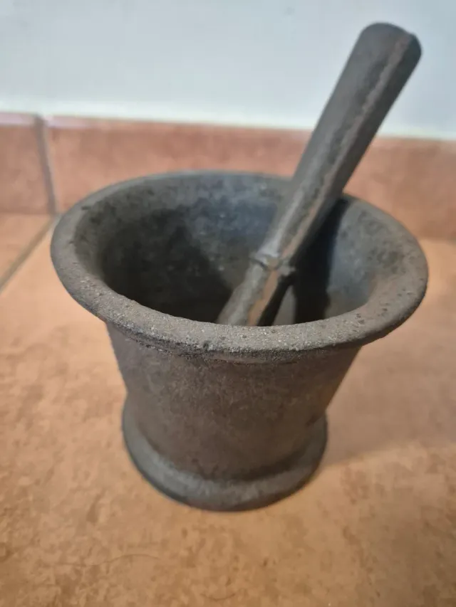 Mortero de hierro antiguo