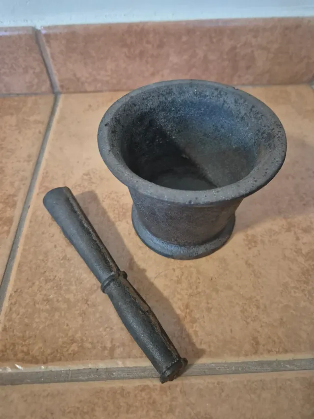 Mortero de hierro antiguo